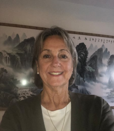 Housekeeper in Sainte-Catherine - Lynne M.